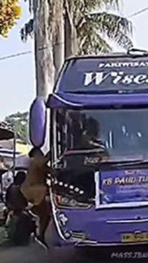 Gebrak Pintu Bus, Guru SD Protes Keras Penggunaan Klakson Basuri