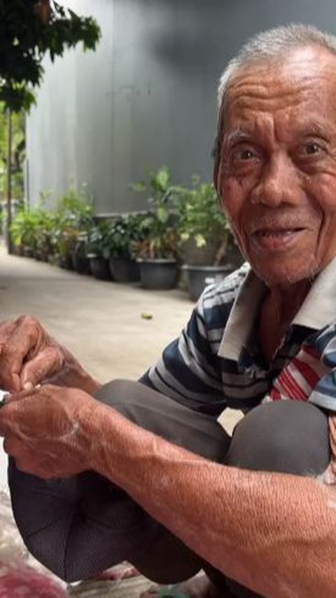 Sedih Lihat Kakek 80 Tahun Masih Keliling Jualan Bantal Kapuk, Punya Anak Sudah Besar Bukannya Memberi Malah Minta Uang