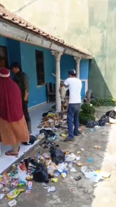 Ketahuan Buang Sampah Sembarangan, Rumah Wanita ini Langsung Dibanjiri Sampah oleh Warga Biar Kapok