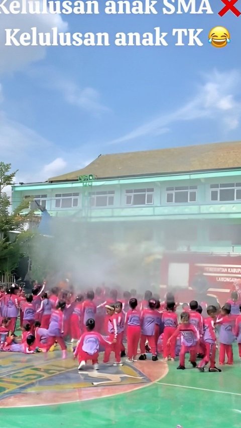 Not Graduation, This Kindergarten Student's Graduation Event Makes a 'Water Party' with Firefighters