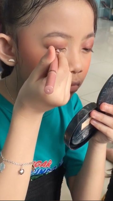 Netizens Shocked to See a Small Child Able to Use Eyeliner Without Tremor: 'Am I Losing to a Kid?'