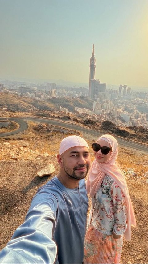 Pesona Nagita Slavina dengan Long Dress Hijab di Makkah Bersama Raffi Ahmad