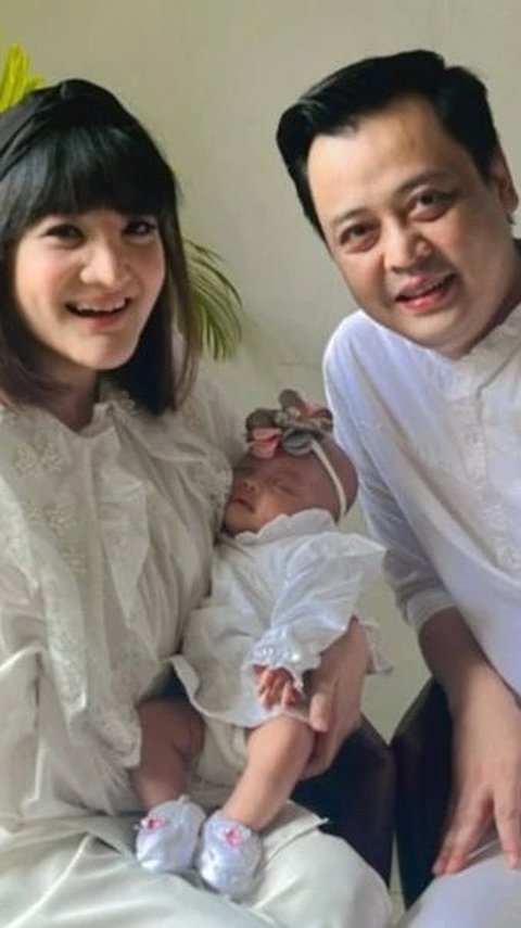 Outfitnya Kompak, 8 Foto Kiki Amalia Momong Anak!