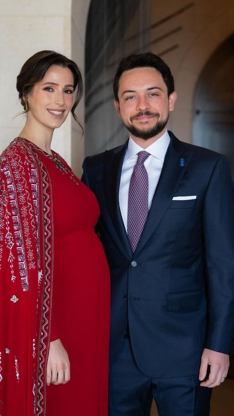 Beautiful Portrait of Princess Rajwa, the Pregnant Daughter-in-Law of the King of Jordan