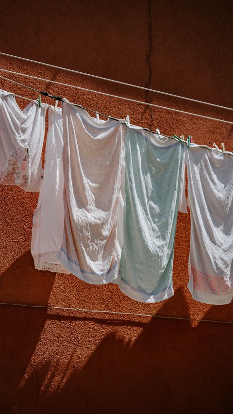 6 Cara Menghilangkan Bau Amis pada Baju, Efektif dan Mudah Dipraktikkan