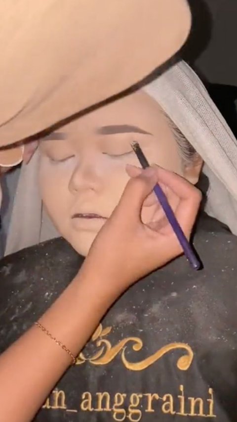 Makeup Artist Only Uses Phone Flashlight When Power Goes Out, Makeup Still 'Shines'