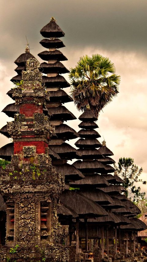7 Ide Desain Taman Bali di Rumah yang Unik, Cantik, dan Estetik