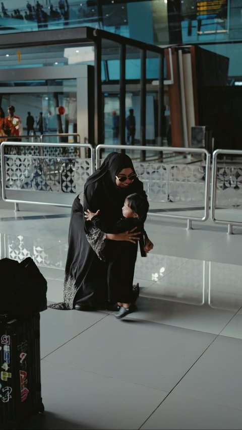 Momen Atta Halilintar dan Aurel Akhirnya Tiba di Indonesia Setelah Melaksanakan Ibadah Haji, Langsung Peluk Ameena di Bandara Bikin Terharu