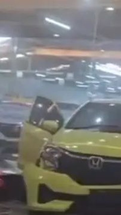 Viral Honda Brio Hilang Kendali dan Tabrak Pintu Kaca Showroom di Palembang