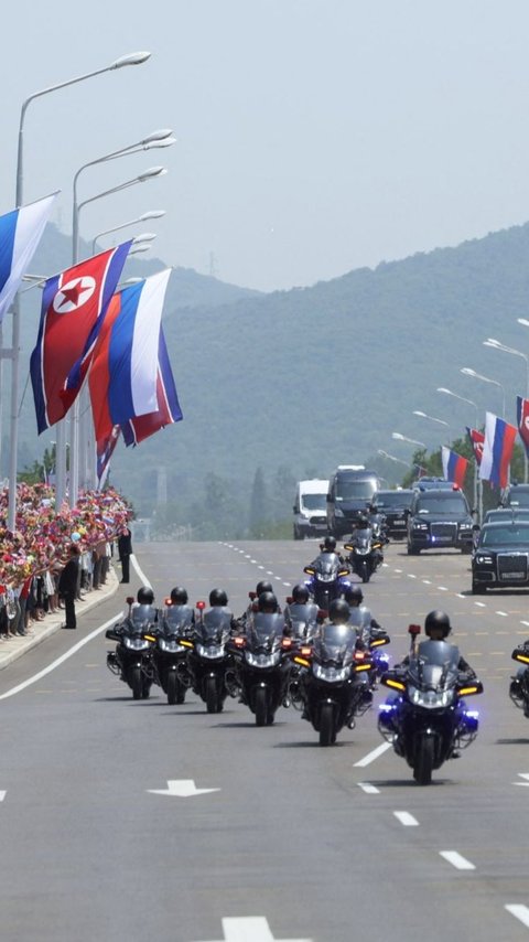 Viral Korut Ramai Pasang Bendera Rusia & Foto Putin, Warganet Malah Salfok ke Kondisi Jalanan hingga Kota di Korea Utara