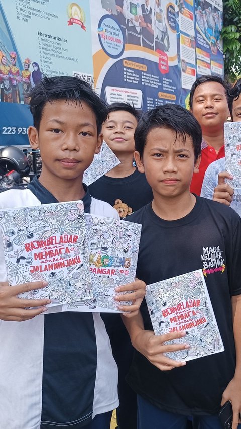 Kaesang Bagikan Buku Bertulis Namanya ke Siswa Sekolah di Jakarta