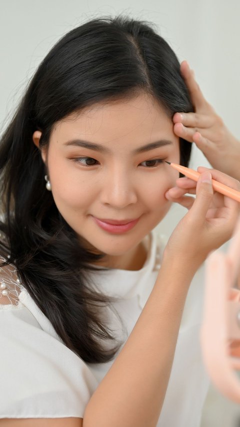 Want to Create Sharp Wing Liner? Try Using Light-Colored Concealer