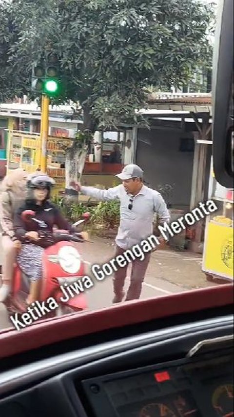 Pelan Pelan Pak Sopir: Aksi Tengil Sopir Truk Kena Lampu Merah, Lari Keluar Mobil Buat Beli Gorengan