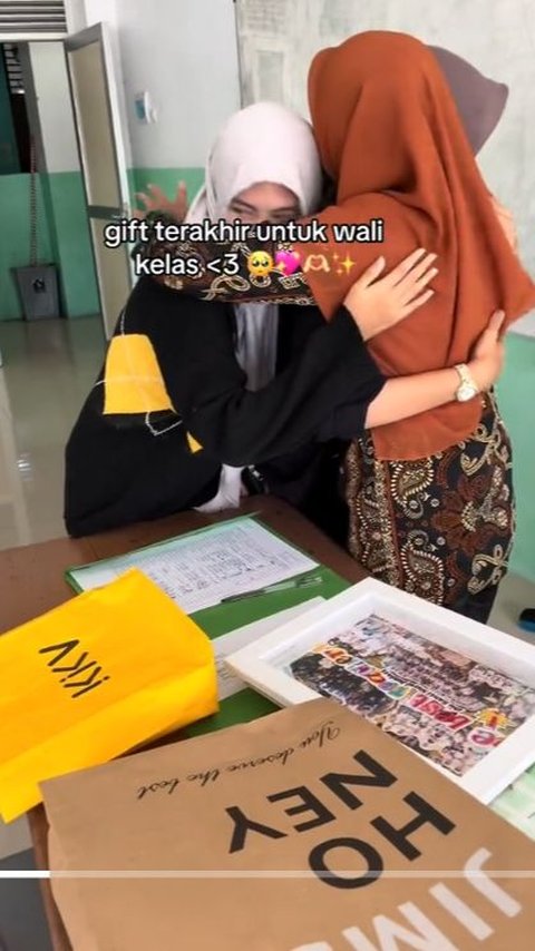 Touching Moment of Class Farewell, Teacher's Smile When Given a Simple Gift Makes a Deep Impression
