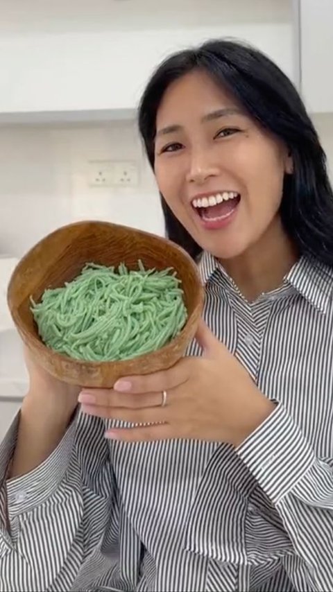 Japanese Influencer Mistakes Cendol for Mi, Cooks it with Soy Sauce and Onions