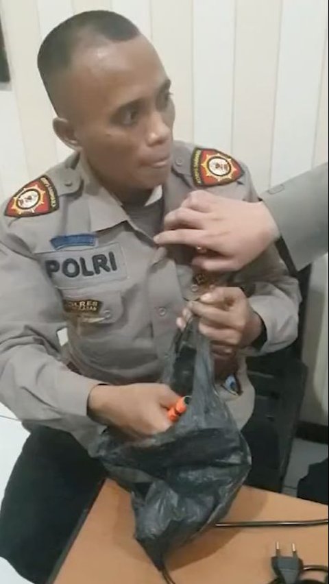 Ngaku Pangkat Jenderal Ternyata Bodong, Pria ini Tak Berkutik Diperiksa Polisi Asli Atribut di Pundak Disorot