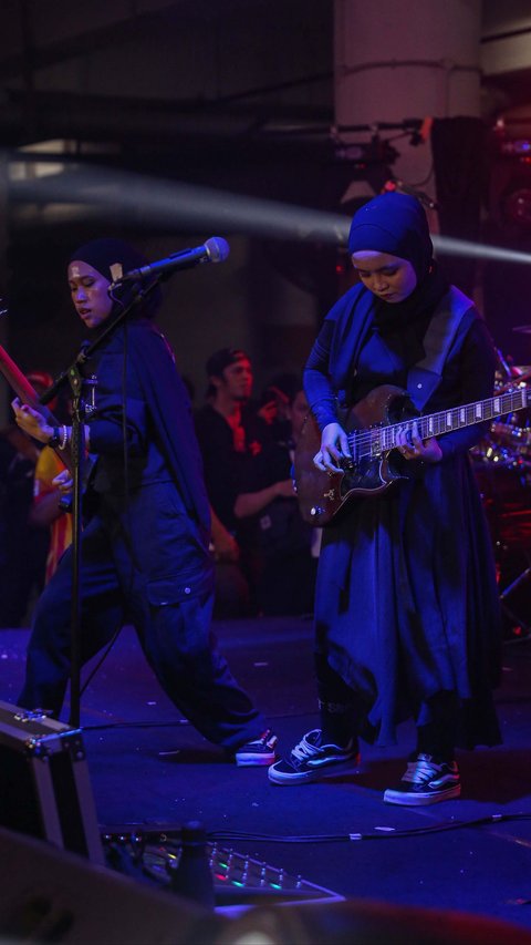 FOTO: Aksi Voice of Baceprot, Band Metal Berhijab Asal Garut Guncang Panggung Soundsfest Xperience 2024