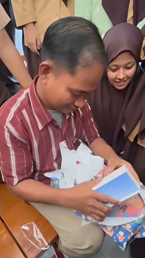 Makes Emotional, This Teacher in Makassar Receives a Mobile Phone Gift from His Students