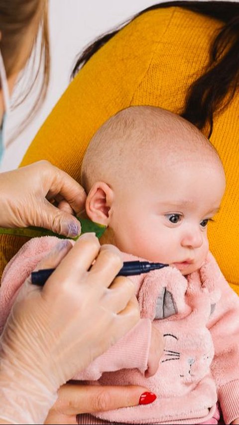 Safe Way to Clean Baby's Ears According to Doctors, Not Using Cotton Buds