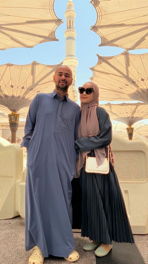 Portraits of Artists' Styles who will go on Hajj together in 2024 with their partners