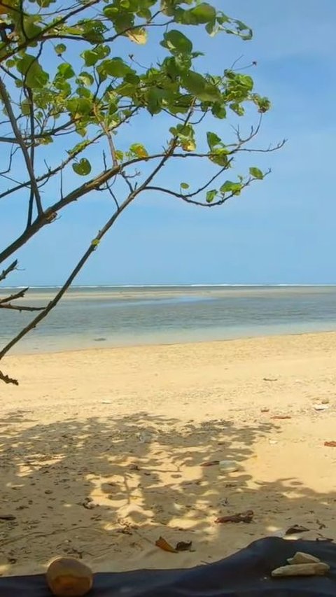 Pesona Pantai Tenda Biru di Sukabumi, Pasirnya Putih hingga Berasa Kolam Renang Pribadi
