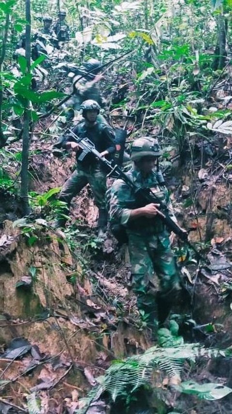 Pasukan TNI Serbu Markas OPM Baku Tembak Sengit Terjadi, saat Digerebek Ditemukan Jimat