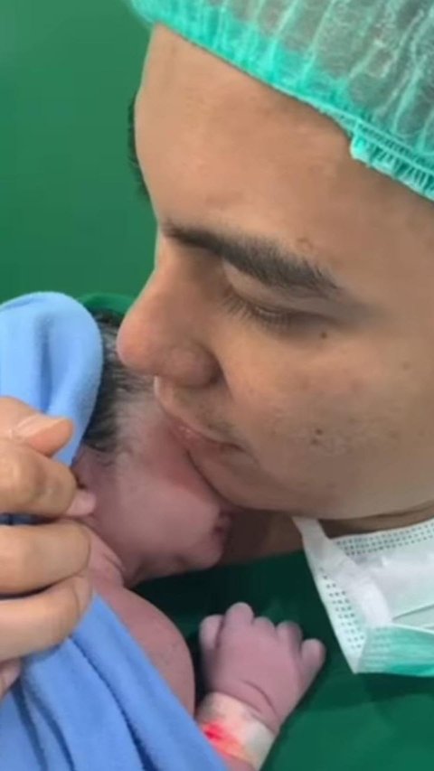 Unggah Video Adzankan Bayi Baru Lahir, Caption Baim Wong Penuh Teka Teki