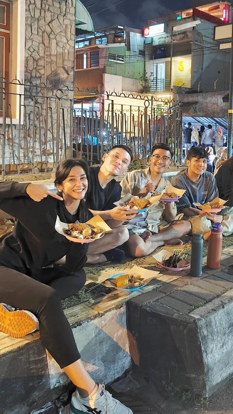 7 Potret Ruben Onsu dan Rekan Seleb Makan di Pinggir Jalan, Menunya Sederhana
