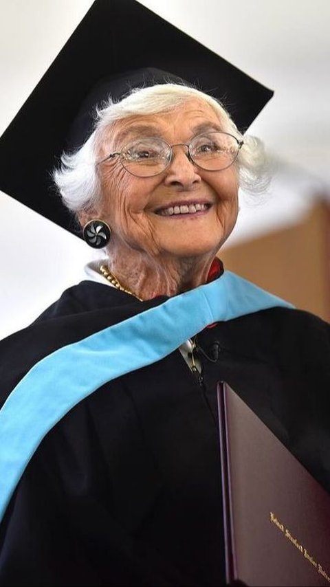 83 Tahun Tinggalkan Bangku Kuliah, Perempuan Usia 105 Tahun Akhirnya Lulus S2 Kini Bergelar Master