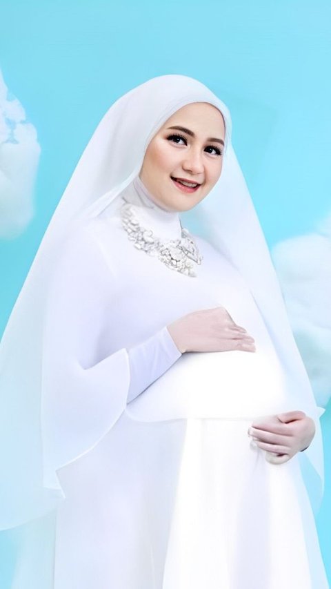 Women Take Pregnancy Photos Even Though They Are Not Pregnant After 8 Years of Marriage, Flooded with Prayers
