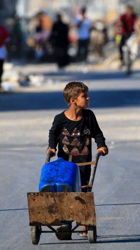 FOTO: Potret Sibuknya Anak-Anak Palestina Kumpulkan Air Bersih untuk Keluarga