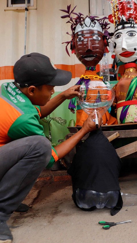 FOTO: Kreasi Ondel-Ondel Mini Galon Bekas Karya Petugas UPS Lingkungan Hidup DKI Jakarta yang Bernilai Tinggi