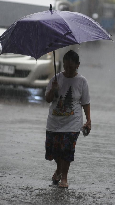 Waspada, Sebagian Jakarta Diprediksi Turun Hujan Petir dan Angin Kencang