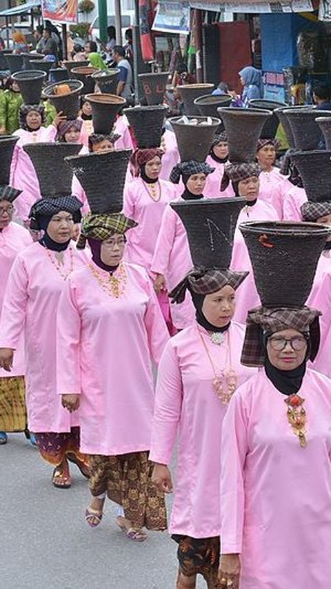 Uniknya Tradisi Arak Bako, Prosesi Perkawinan Adat Minangkabau yang Libatkan Ratusan Orang