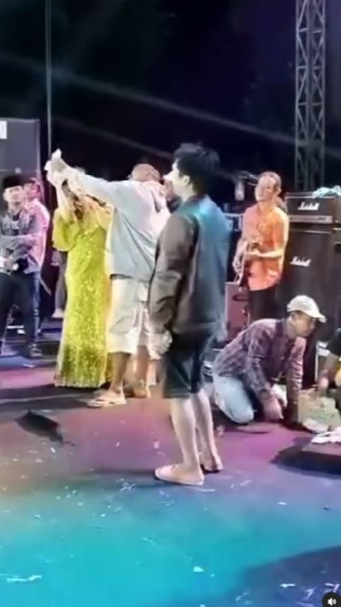 Wanting to Give Money to a Singer on Stage, a Man in Bangkalan Fainted and Died