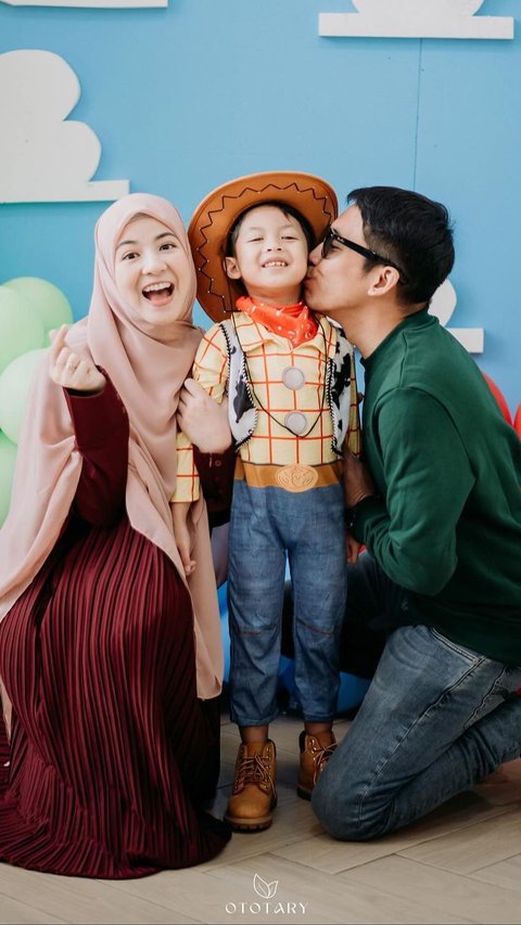 8 Potret Desta dan Natasha Rizky di Acara Khitanan Anak Bungsu, Kompak Banget!