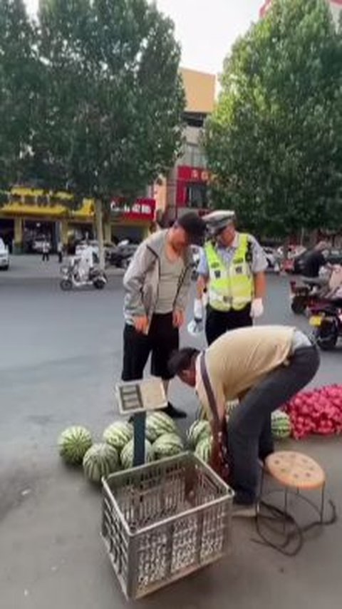 Pedagang di China Nekat Jualan di Pinggir Jalan, Datang Polisi Tindakannya di Luar Dugaan