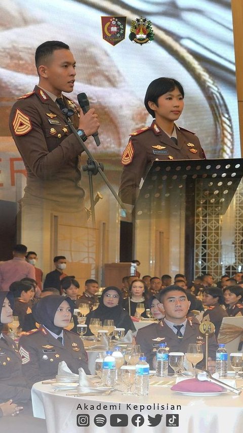 Jenderal Bintang Dua Polri Dapat Kejutan dari Taruna Akpol di Hari Istimewa, Netizen Salfok ke Pasangan Bawa Bunga