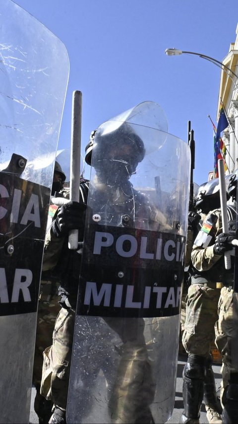 FOTO:  Momen Tegang Bolivia Diguncang Upaya Kudeta, Pasukan Militer hingga Kendaraan Lapis Baja Kepung Istana