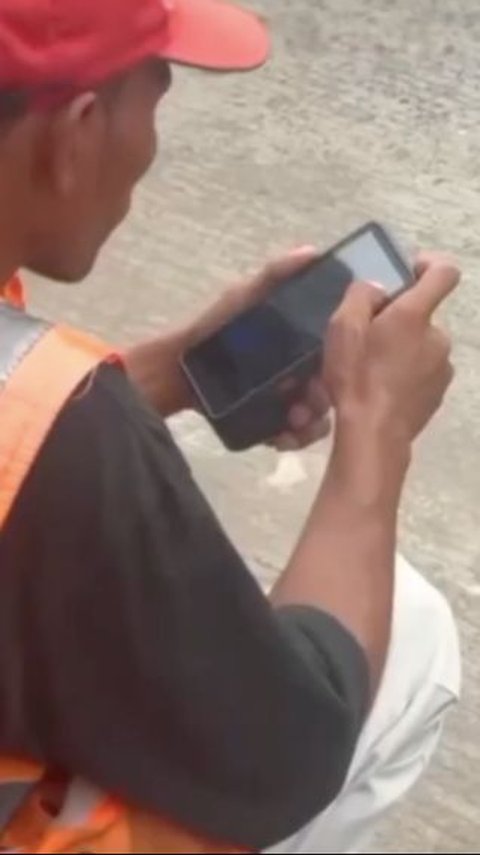 Seorang Juru Parkir Tertangkap Kamera sedang Main Judi Online pakai Mesin E-Parking, Warganet ‘Dijamin Duduk Anteng’