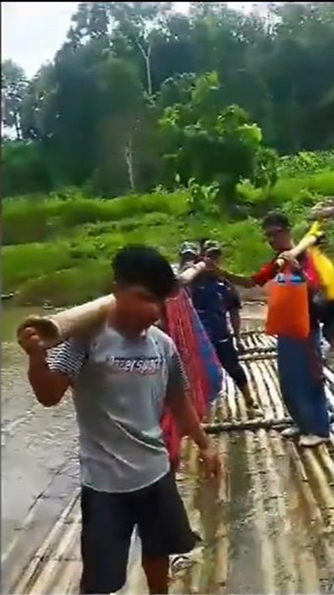 Penduduk Kampung di Polewali Mandar Tandu Warga Sakit karena Jalan Rusak, Lewati Hutan dan Sungai Tempuh Jarak 9 KM selama 5 Jam