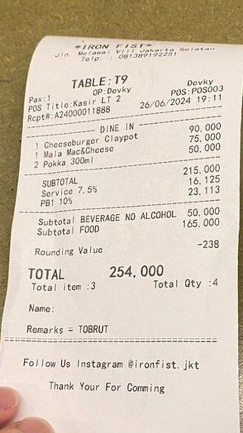 The Fate of the Waiter who Labels Customers as 'Tobrut', Prank Ends in Disaster