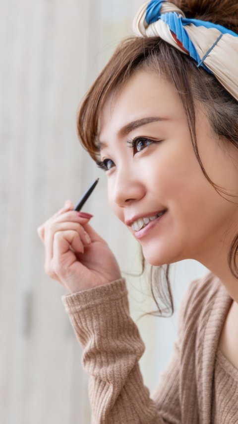 Difficult to Make Eyeliner? Use Tape and Cotton Bud for Easier Application