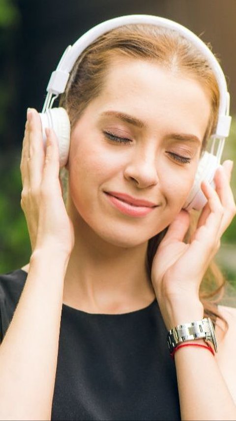 Antara Earbuds dan Headphones, Mana yang Lebih Aman Menurut Dokter?