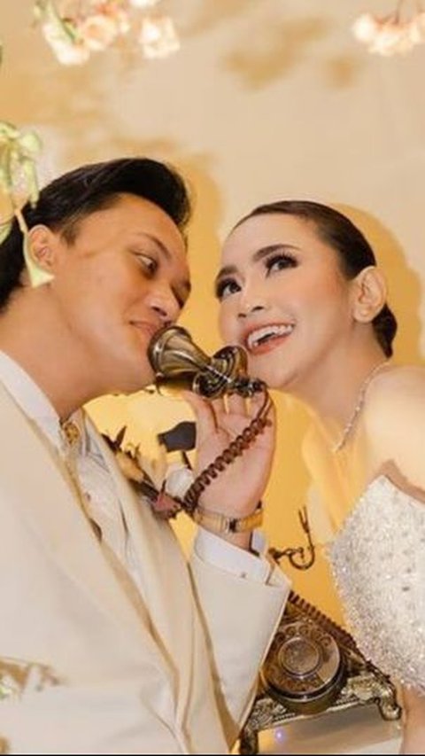 Newlyweds Rizky Febian and Mahalini's Affectionate Behavior Causes a Stir: Smelling the Wife's Armpit Aroma, Met with a Shower of Kisses