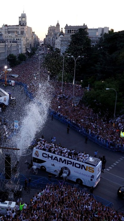 FOTO: Lautan Suporter Sambut Iring-Iringan Parade Kemenangan Real Madrid Mengarak Trofi Juara Liga Champions 2023/2024