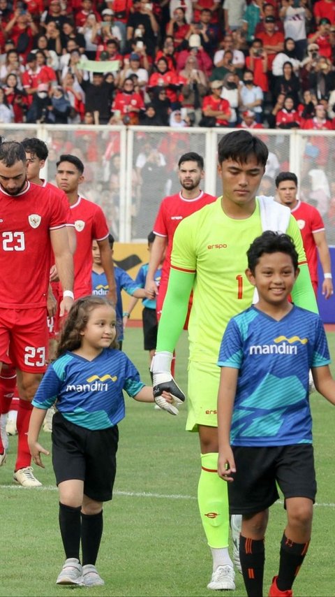 Bocah Perempuan Pendamping Kiper Ernando Cicit Ratu Dangdut Elvy Sukaesih, Semangat Nyanyi Bikin Gemas