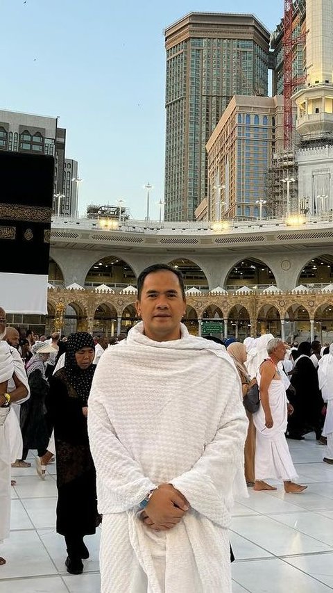 A series of Celebrities Departing for Hajj 2024, Including Saipul Jamil