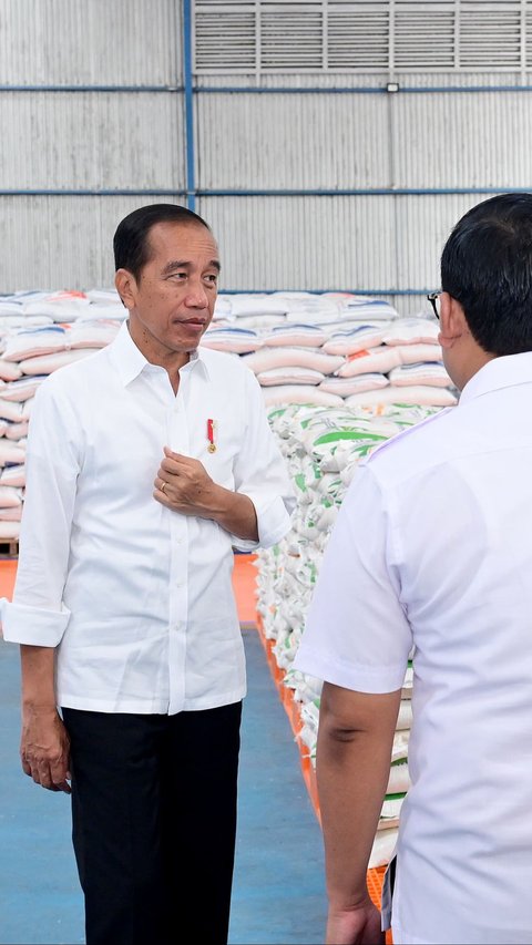 Tinjau Gudang Bulog di Lubuklinggau, Jokowi Pastikan Kelanjutan Bantuan Pangan