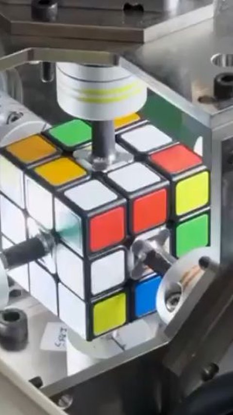 This Japanese Robot Breaks World Record For The Fastest Rubik Solving